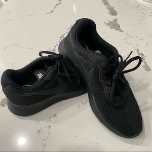 NIKE Womens Tanjun Sneakers Size 6